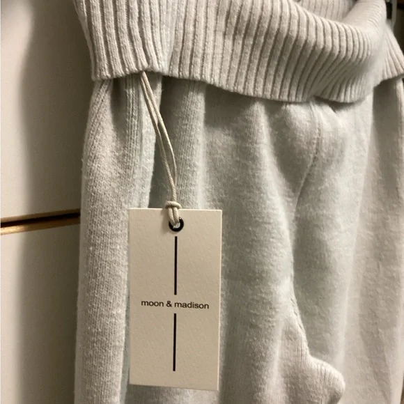 💕Adorable Moon & Madison sweater set 💕 Absolutely love this 💕 Too small for me 😢 - Picture 3 of 6